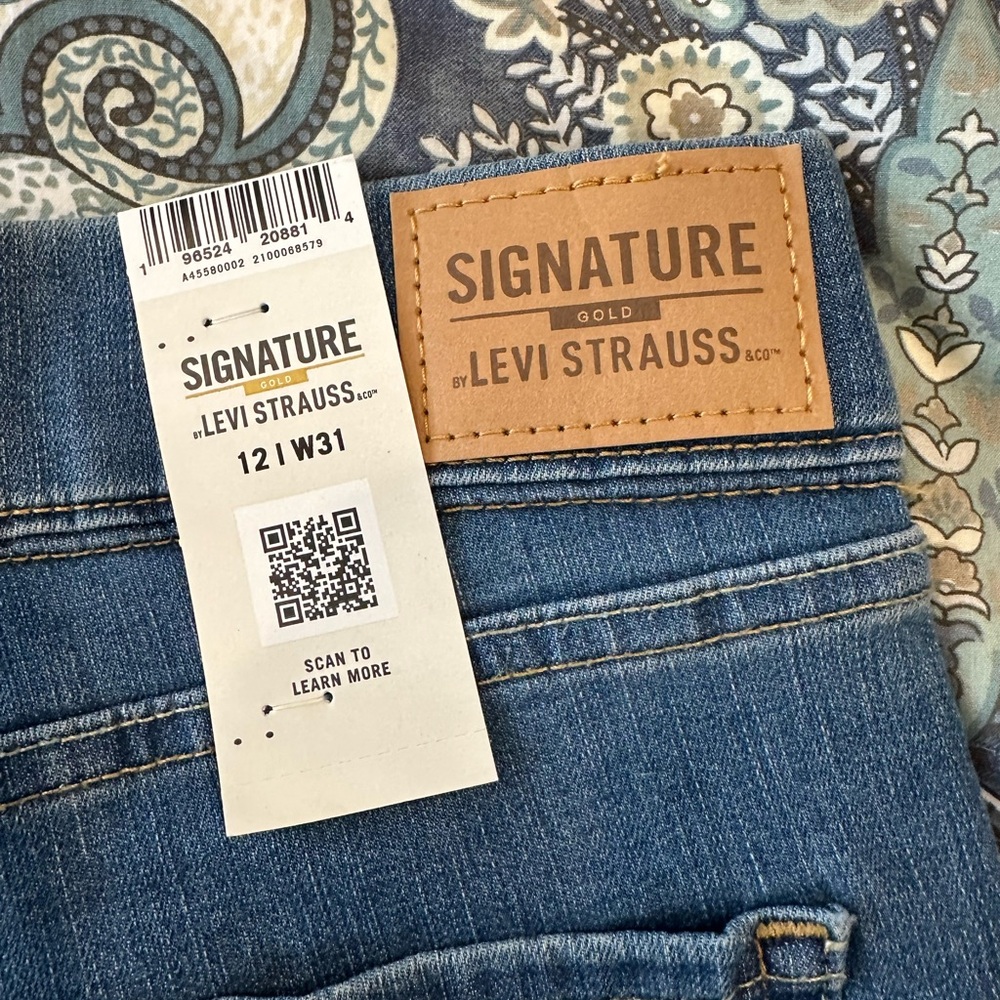 Levi’s totally shaping pull-on capri - Picture 5 of 6